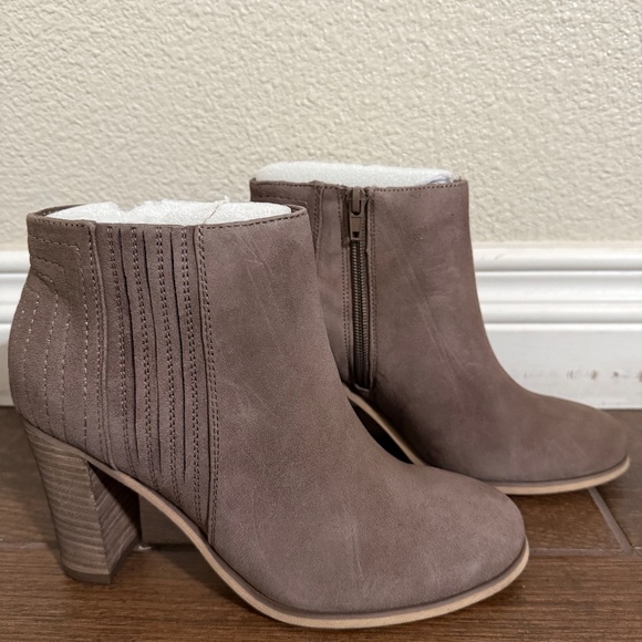 Carlos Santana Kaliopi Booties - Picture 2 of 2